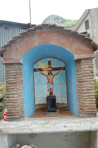 Edicola Gesù Cristo in croce - incrocio via Fratte con via Puzzone